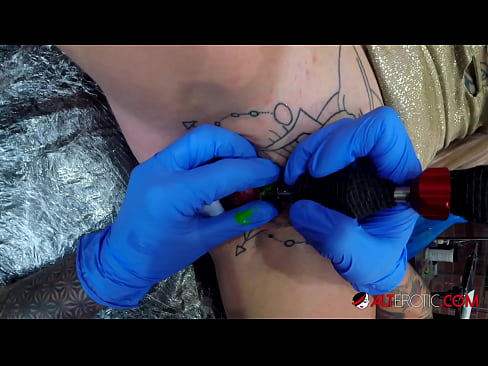 ❤️ Sully Savage mai tsananin jarfa ta yi tattoo a kan kwarin ta ❤️❌ Batsa na Gida ﹏